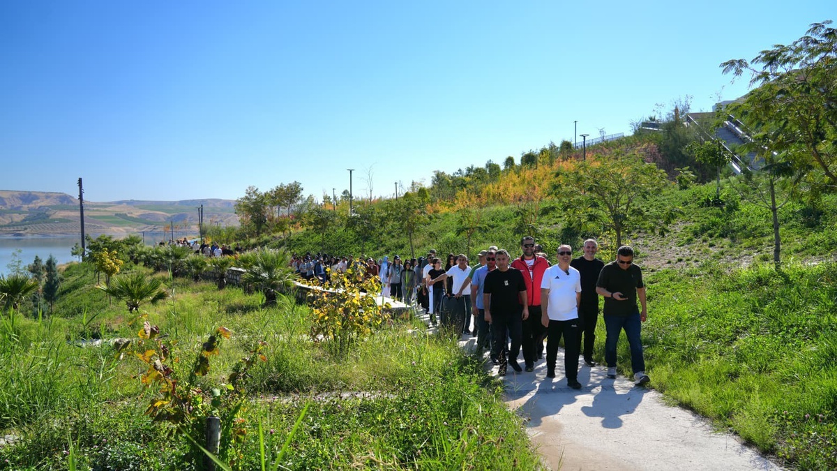 Adıyaman Kahta\'da doğa yürüyüşü öğretmen ve öğrencileri bir araya getirdi
