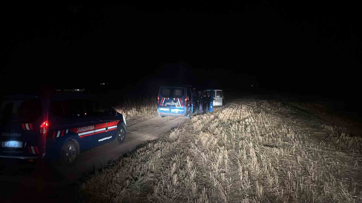 Afyonkarahisar Emirdağ\'da jandarma 250 kilo soğan yüklerken 2 şüpheliyi yakaladı