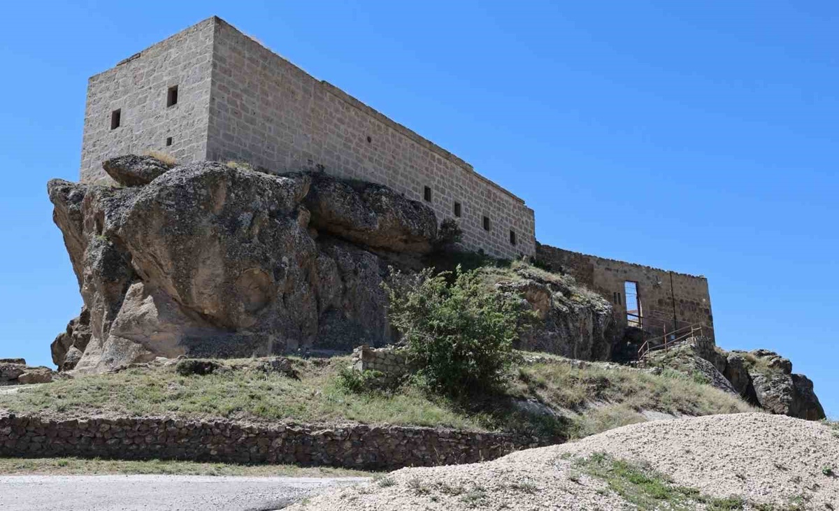 Aksaray Güzelyurt\'taki Yüksek Kilise binlerce yerli ve yabancı turisti ağırlıyor