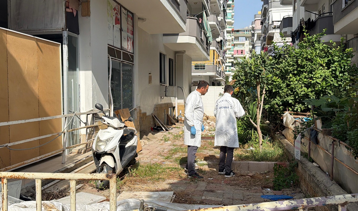 Kız kardeşini balkondan atıp başına sıktı