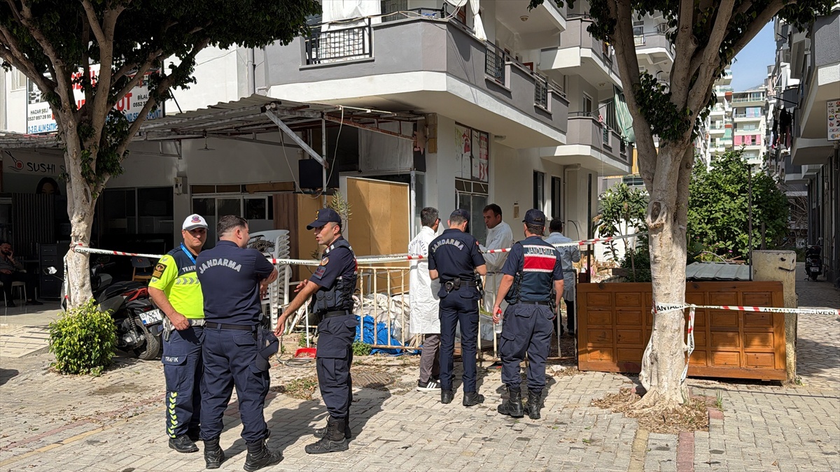 Alanya\'da kız kardeşini balkondan attığı iddia edilen kişi intihar girişiminde öldü