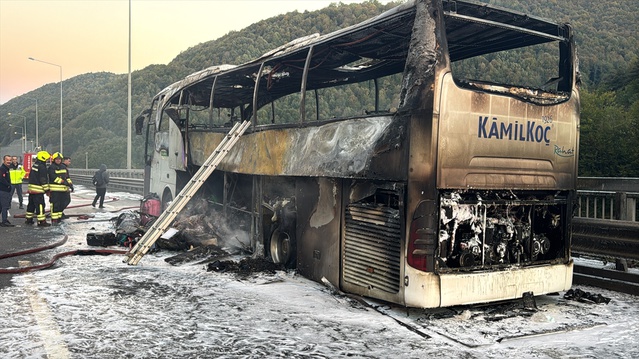 Osmaniye'den İstanbul'a giden yolcu otobüsü Bolu'da yandı, kullanılamaz hale geldi