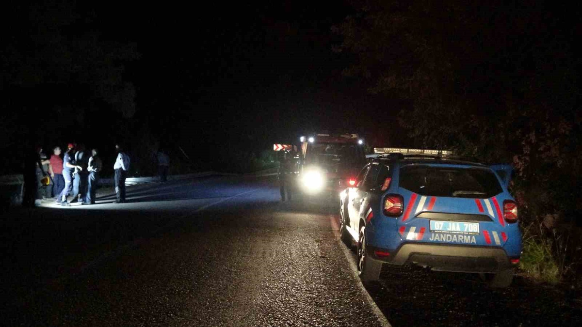 Antalya Konyaaltı\'da 50 metrelik uçuruma yuvarlanan araçta 2 kişi öldü, 4 kişi yaralandı