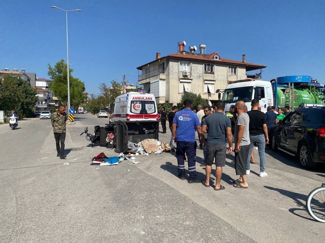 Antalya Serik'te kaza anı kamerada, 3 tekerlekli bisiklette 1'i ağır 2 kişi yaralandı