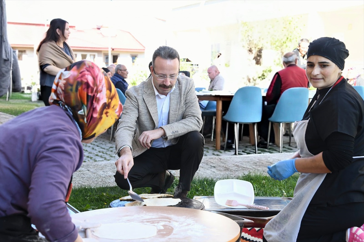 Ardahan Valisi Yamlı ve eşi, huzurevi sakinleriyle gözleme pişirip anılarını dinledi