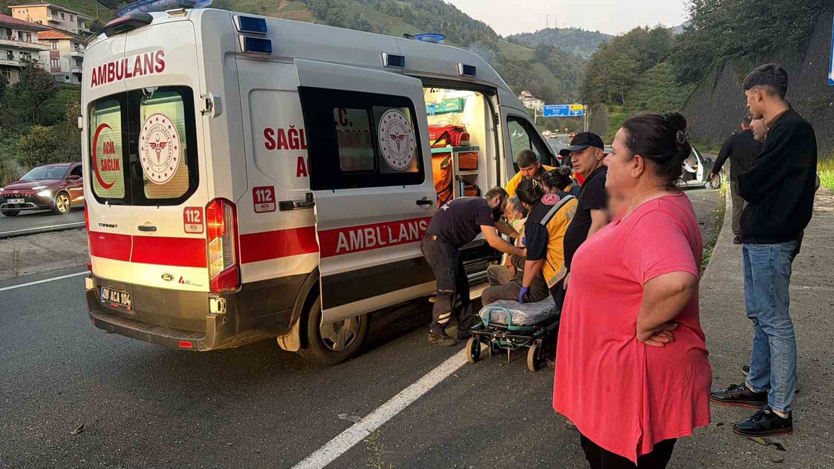 Artvin Hopa\'da cenaze dönüşü kaza yapan otomobildeki 2 yaralı hastaneye kaldırıldı