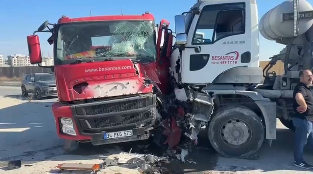 Avcılar'da beton mikseri karşı yöne geçerek gelen araçla çarpıştı, şoför yaralandı