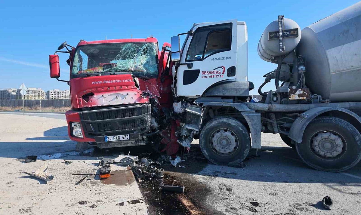 Avcılar\'da kavşağa hızlı giren beton mikseri başka mikserle çarpıştı, iki yaralı var