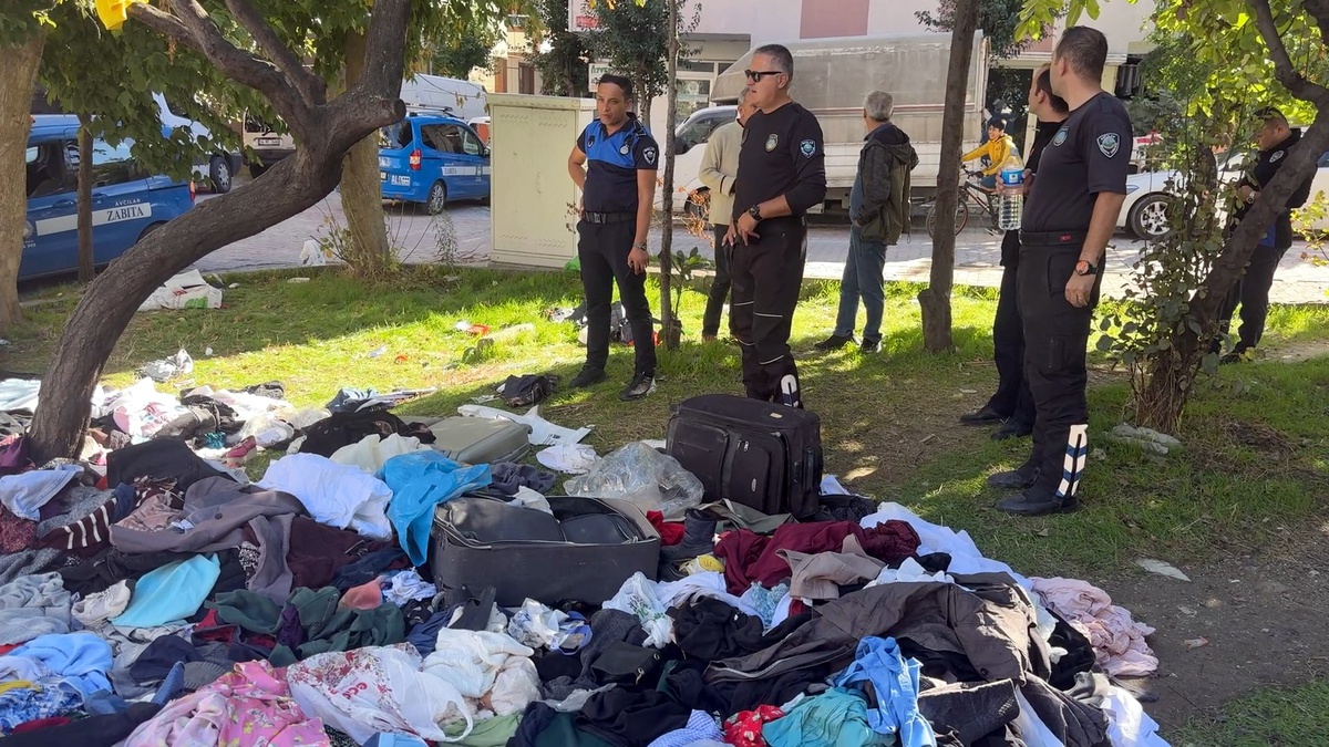 Avcılar\'da kadının kıyafetlerini yakınları ceza korkusuyla sokağa bıraktı