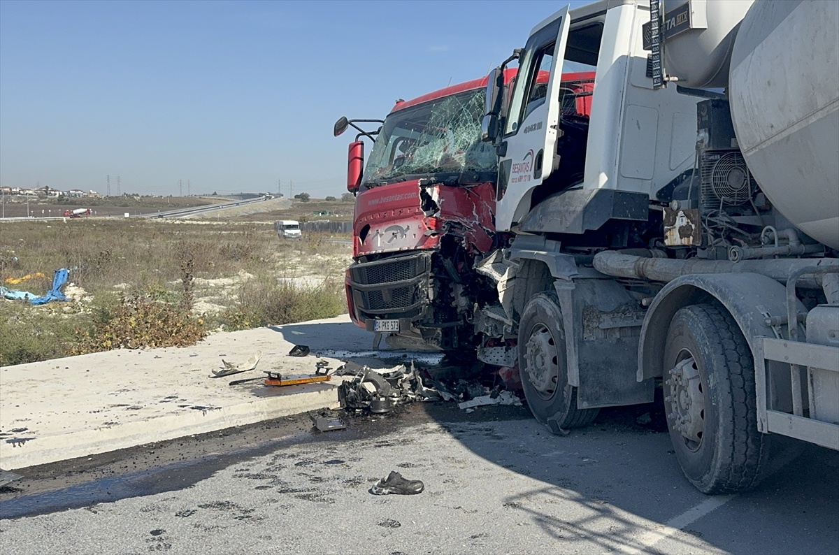 Avcılar\'da iki beton mikseri çarpıştı, araçlarda sıkışan iki sürücü yaralandı