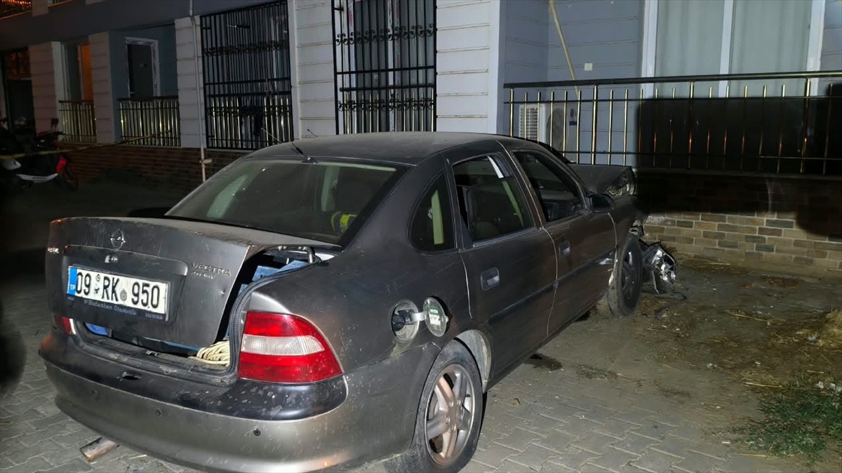 Aydın Nazilli\'de balkona çarpan otomobilin sürücüsü yaralanıp hastaneye kaldırıldı