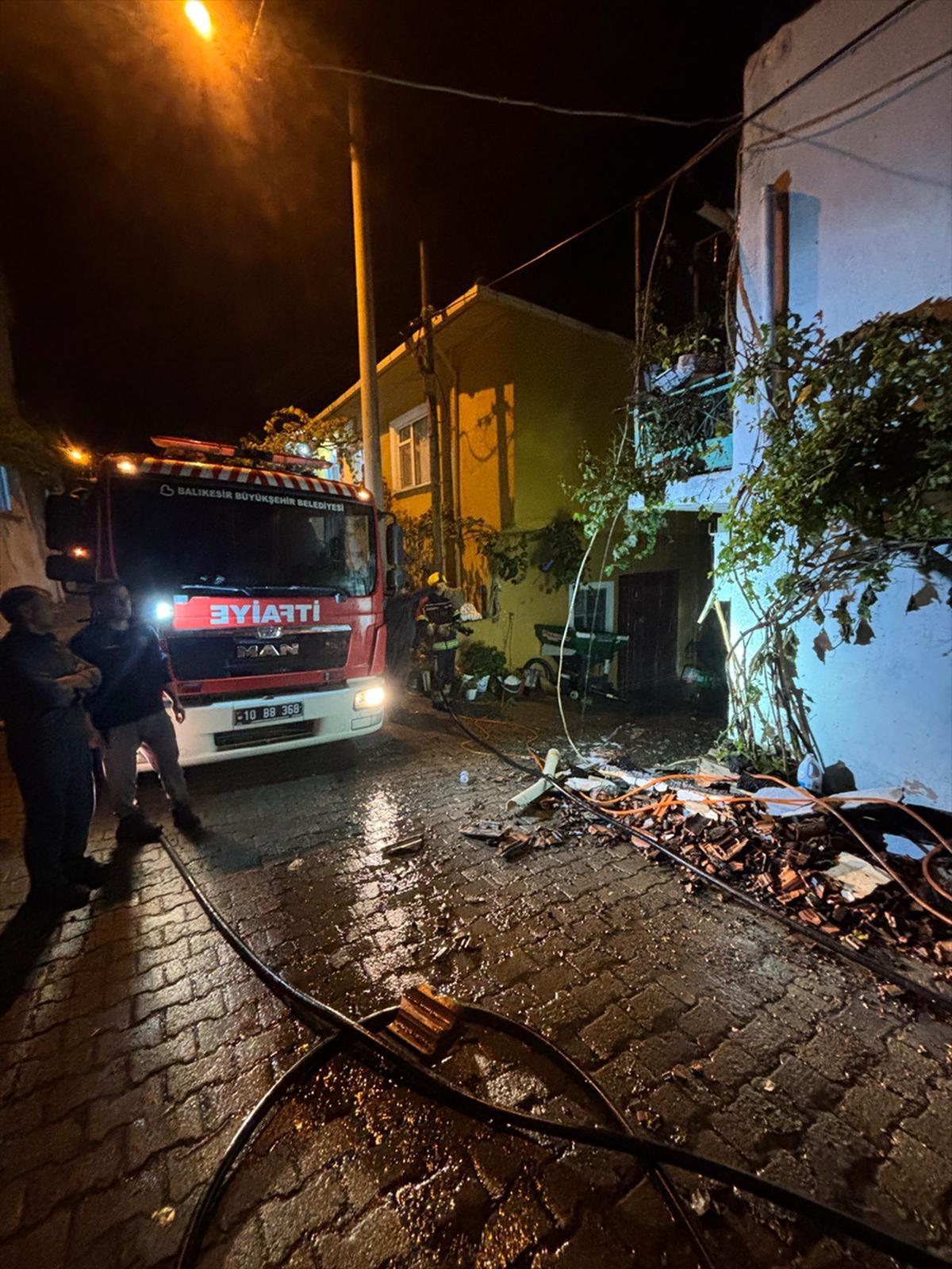 Balıkesir Bigadiç Turfullar\'da iki katlı evin çatısındaki yangını itfaiye söndürdü