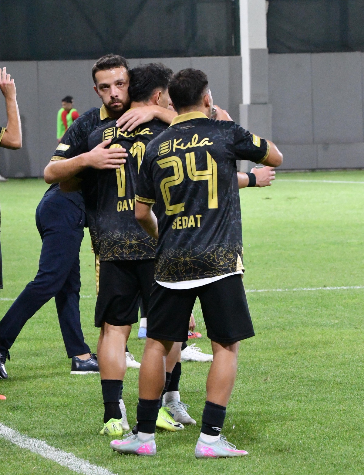 Son iki maçını kaybeden Balıkesirspor, evinde 1922 Akşehirspor\'u 3-1 mağlup etti
