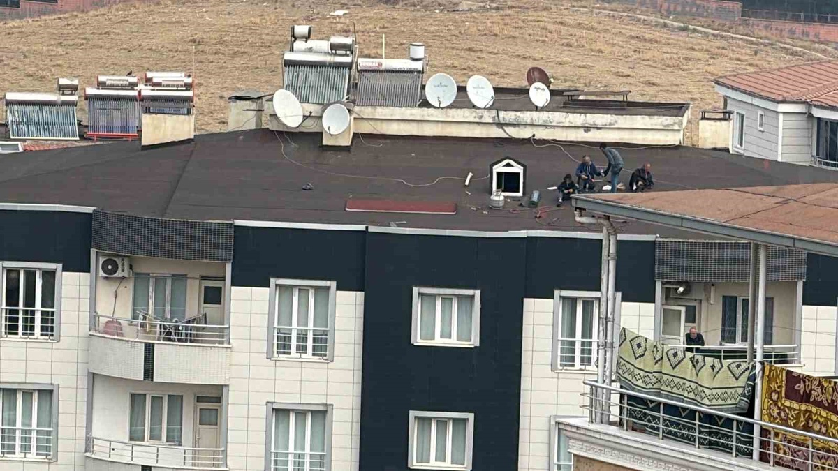 Batman\'da 6 katlı binanın çatısında baretsiz çalışan iki çocuk yürekleri ağza getirdi.
