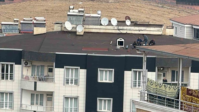 Batman'da 6 katlı binanın çatısında baretsiz çalışan iki çocuk yürekleri ağza getirdi.