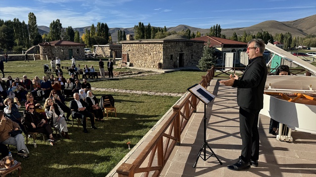 Bayburt'taki müzede 'Köklere Yolculuk' konserinde Tanrıdağlı ve Bali sahne aldı