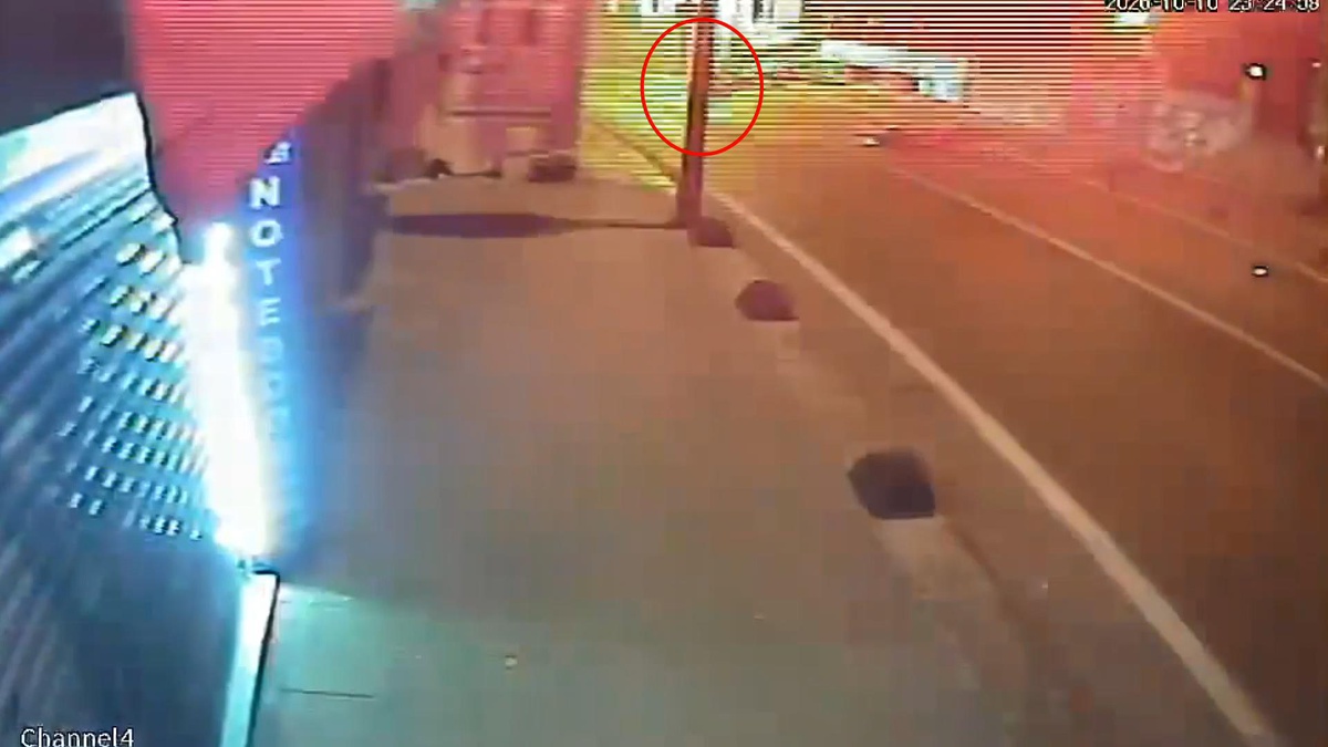 Beykoz\'da motosiklet direğe çarptı, sürücü hayatını kaybetti, kaza anı kamerada