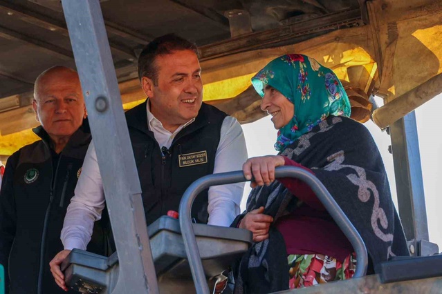 Bilecik Valisi, Osmaneli'de yolun 8 kilometresindeki asfalt çalışmasını inceledi