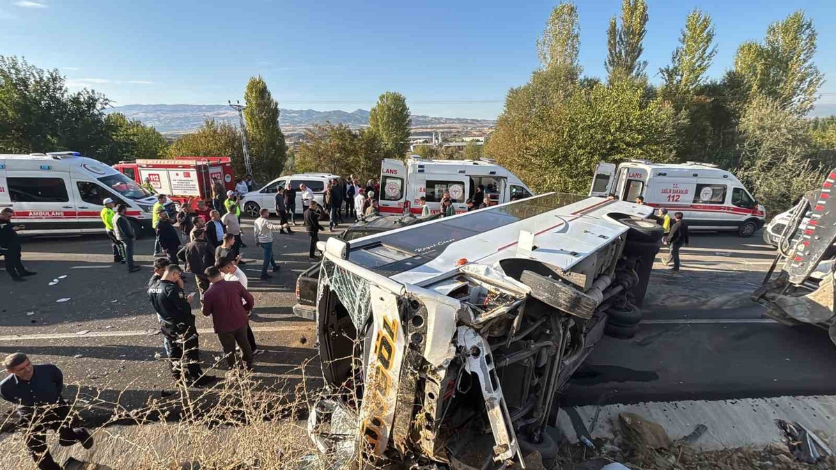 Bingöl-Diyarbakır yolunda çarpışan araçlardan midibüs devrildi, 1\'i ağır 12 yaralı