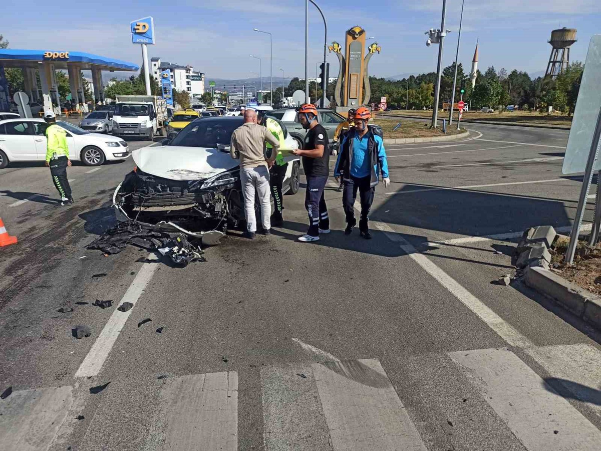 Kavşakta feci kaza! İki araç çarpıştı, 5 kişi yaralandı