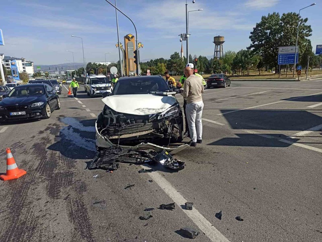 Kavşakta feci kaza! İki araç çarpıştı, 5 kişi yaralandı