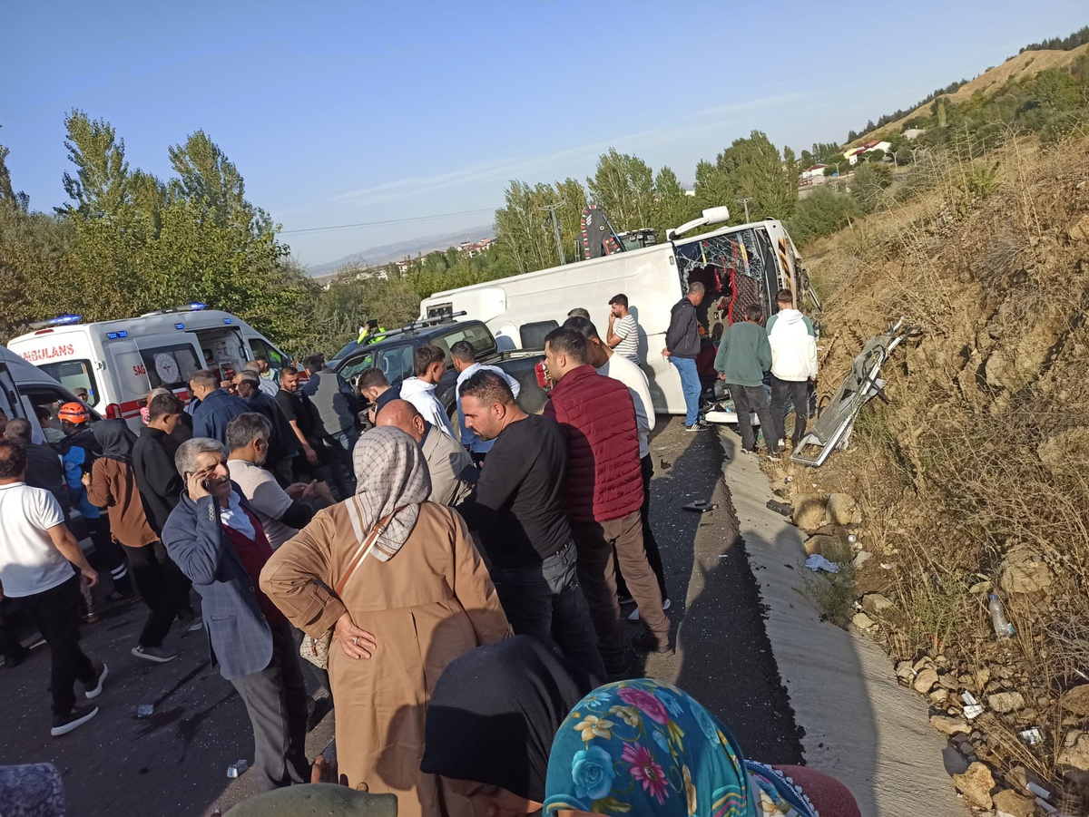 Bingöl\'de midibüs yan yattı, kamyonetle çarpışmada 12 kişi yaralandı