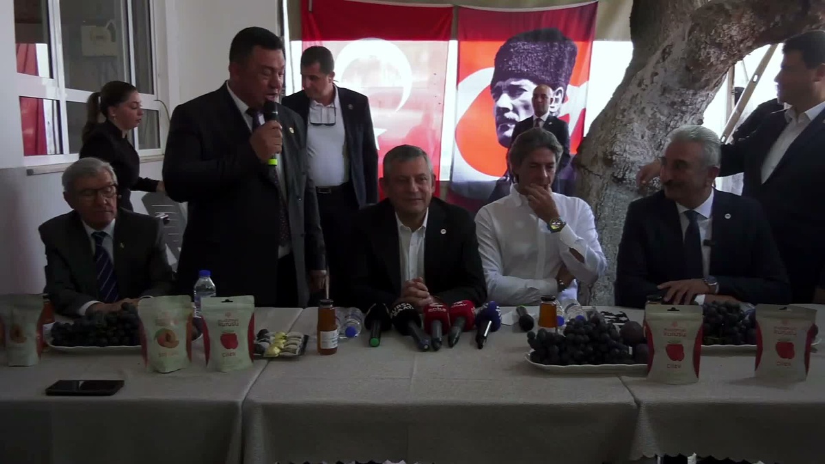 Bursa Çağrışan\'da 20 ton üzümü dalında çürüyen üreticiye Özgür Özel alım garantisi verdi