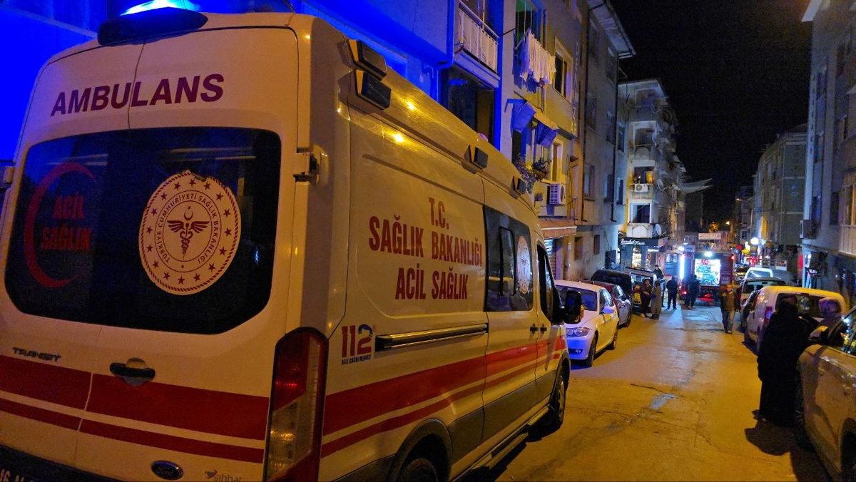 Bursa Mudanya\'da 3\'üncü kat balkonunda çıkan yangın itfaiye ekiplerince söndürüldü