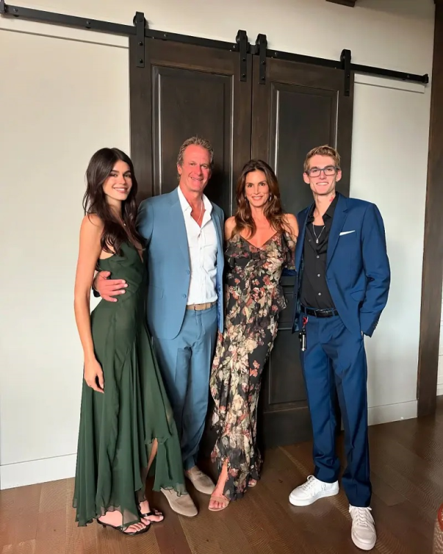 Cindy Crawford, oğlunun ölümünden sonra eşiyle ilk kez görüntülendi