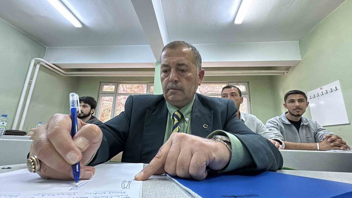Çorum\'da 57 yaşındaki baba, oğluyla aynı üniversitede öğrenci oldu