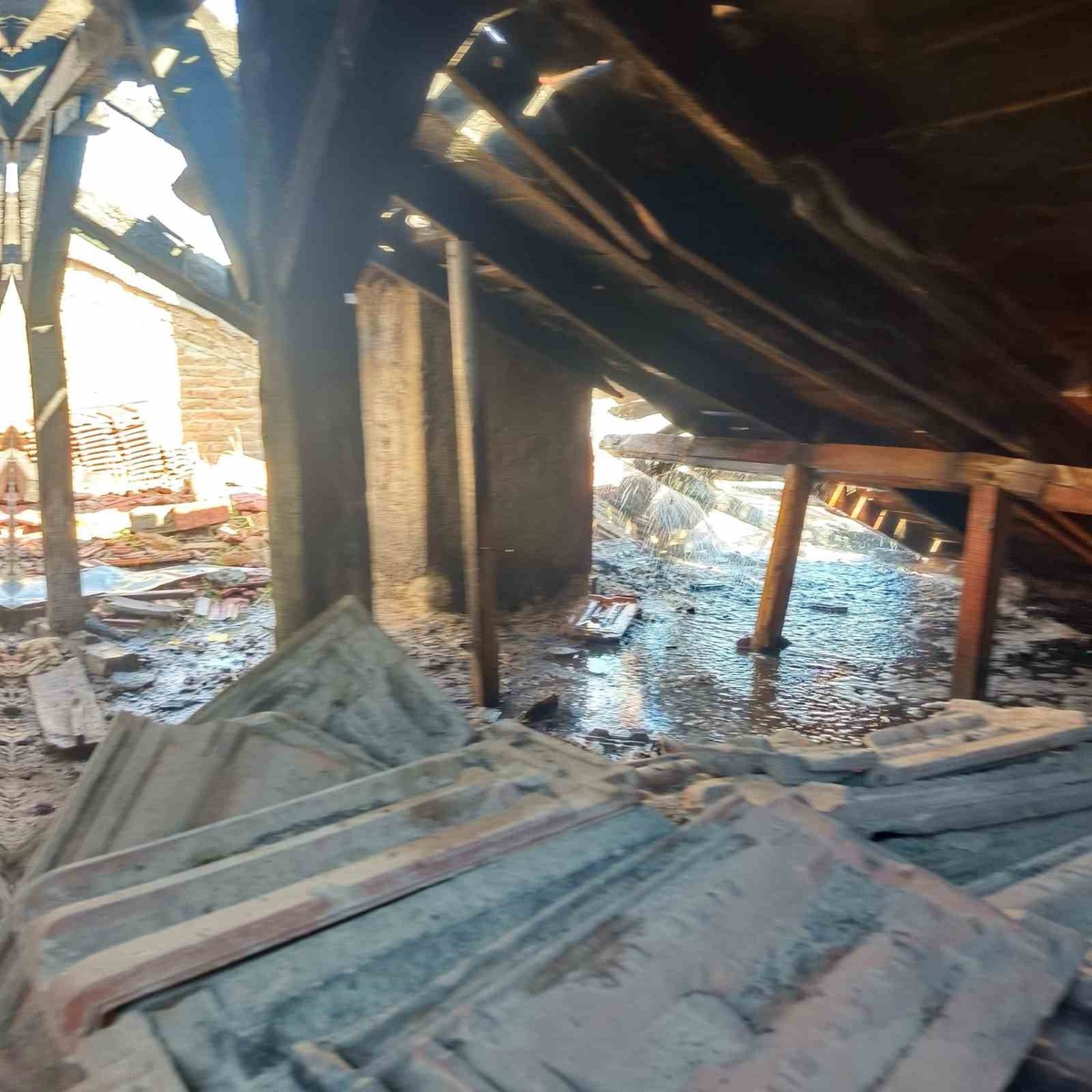 Denizli Çivril\'de belediye fırınının çatısındaki yangını itfaiye söndürdü