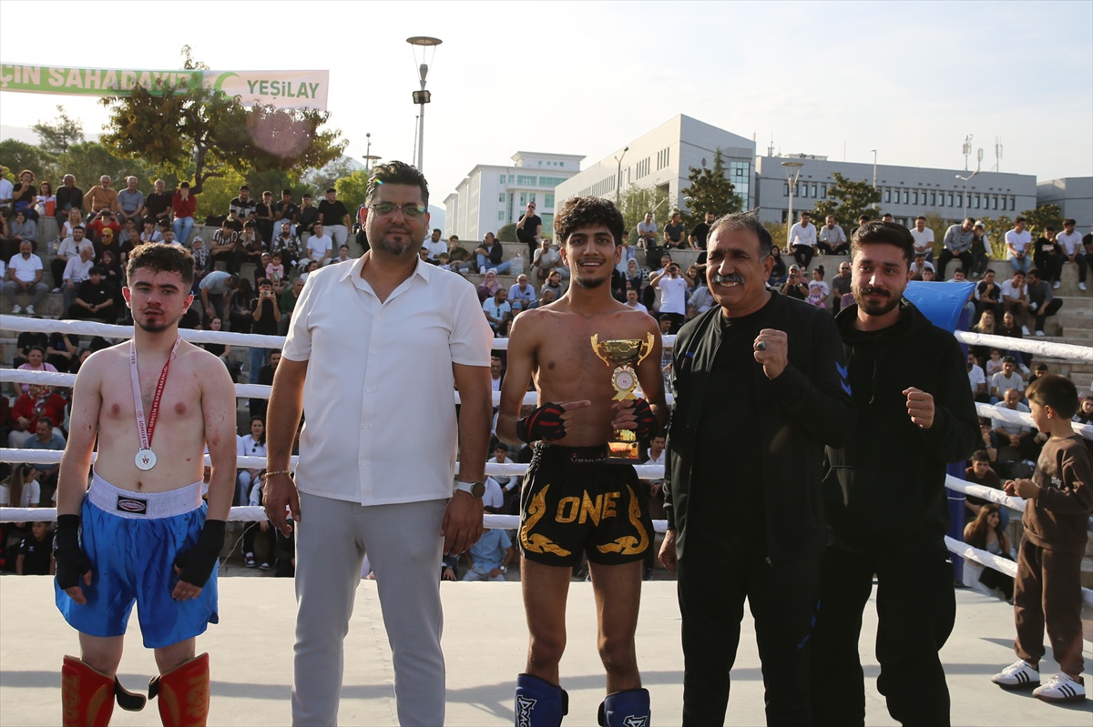 Denizli\'de kick boks galasında sporcular uyuşturucuya karşı farkındalık mesajı verdi