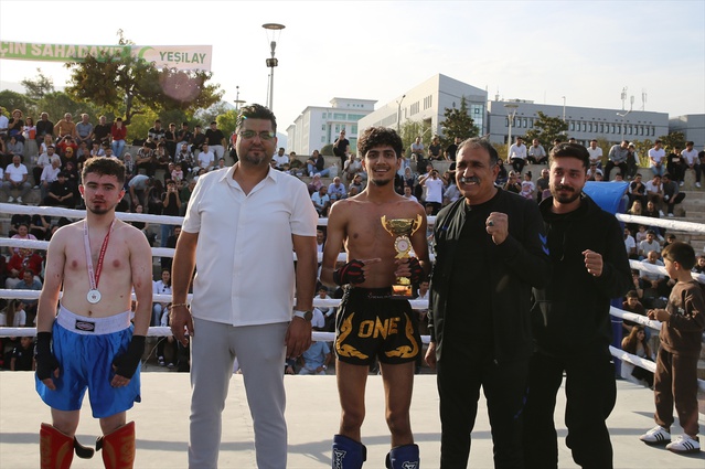 Denizli'de kick boks galasında sporcular uyuşturucuya karşı farkındalık mesajı verdi