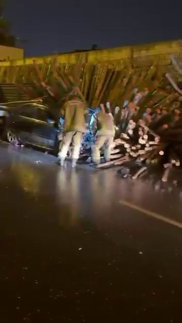 Diyarbakır Bağlar'da otomobil kereste alanına daldı, kazada 2 kişi yaralandı