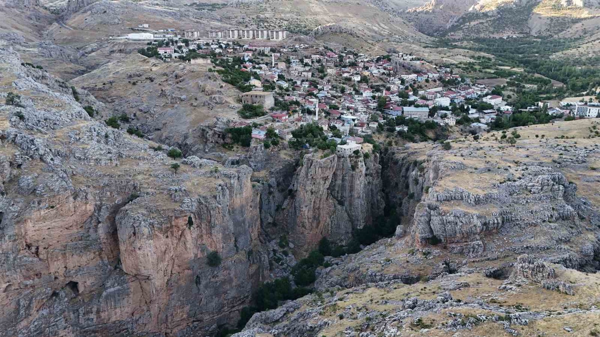 Diyarbakır Çüngüş\'te 168 metre yüksekteki kayalıkta ev ve bahçe köprüyle bağlanıyor