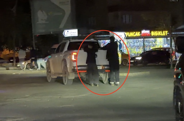 Patenli çocukların tehlikeli yolculuğu kamerada! Kamyonete tutunup ilerlediler