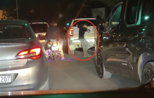 Patenli çocukların tehlikeli yolculuğu kamerada! Kamyonete tutunup ilerlediler