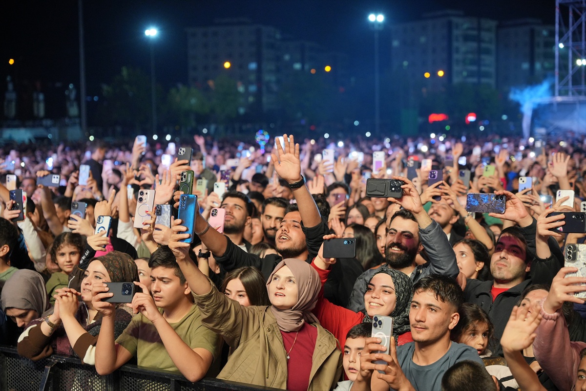 Hakan Altun, Diyarbakır Kültür Yolu Festivali\'nde Nevruz Parkı\'nda sahne aldı