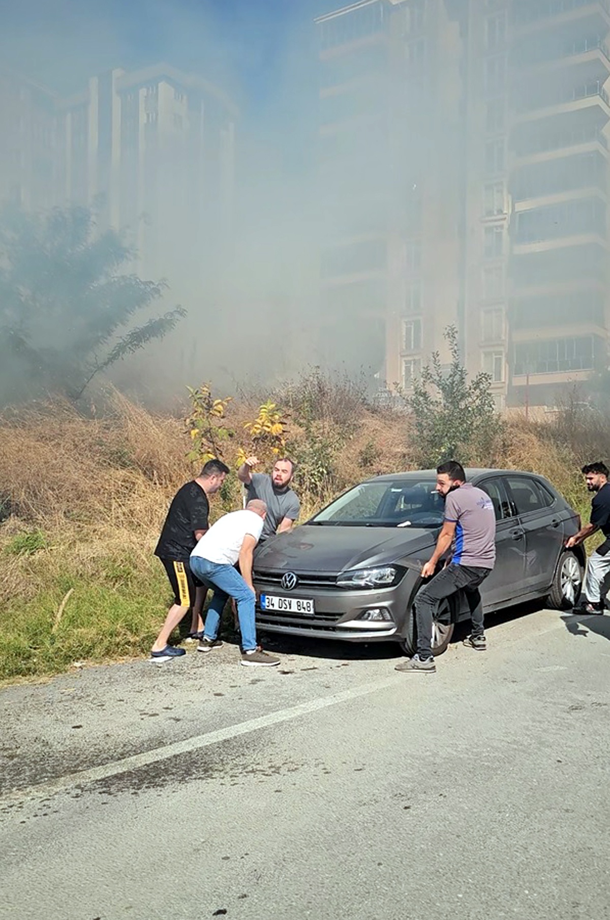 Edirne\'de otluk yangında vatandaşlar otomobili taşıdı, yangın 1 saatte kontrol edildi