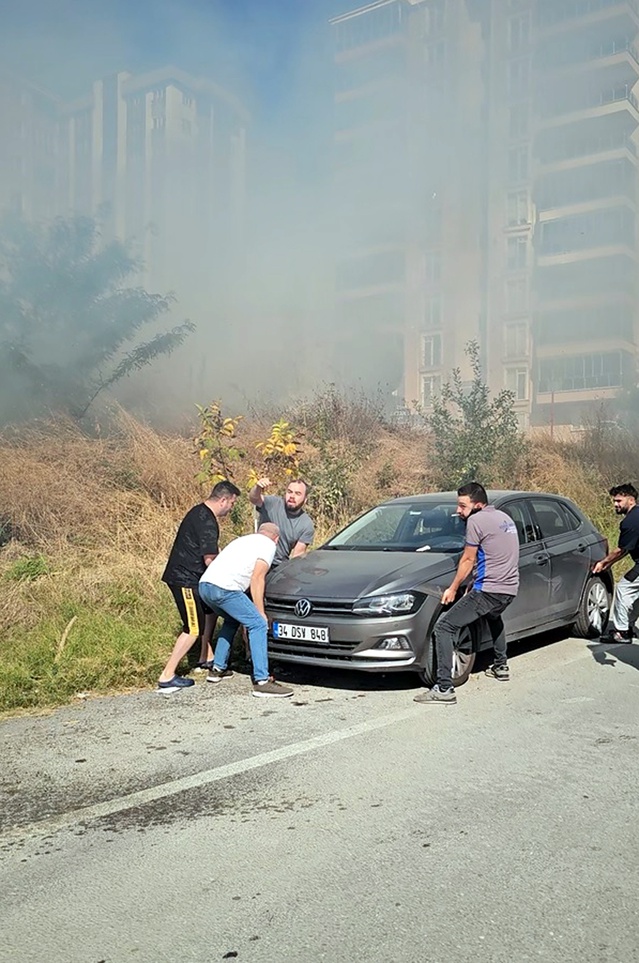 Edirne'de otluk yangında vatandaşlar otomobili taşıdı, yangın 1 saatte kontrol edildi