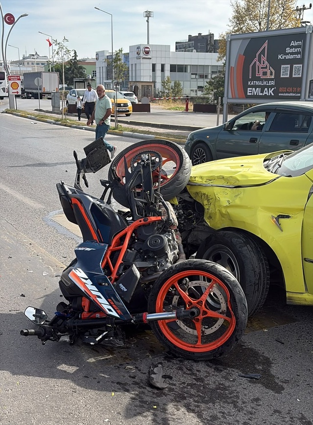 Edirne'de taksi ile çarpışan motosikletteki 2 yaralı hastaneye kaldırıldı