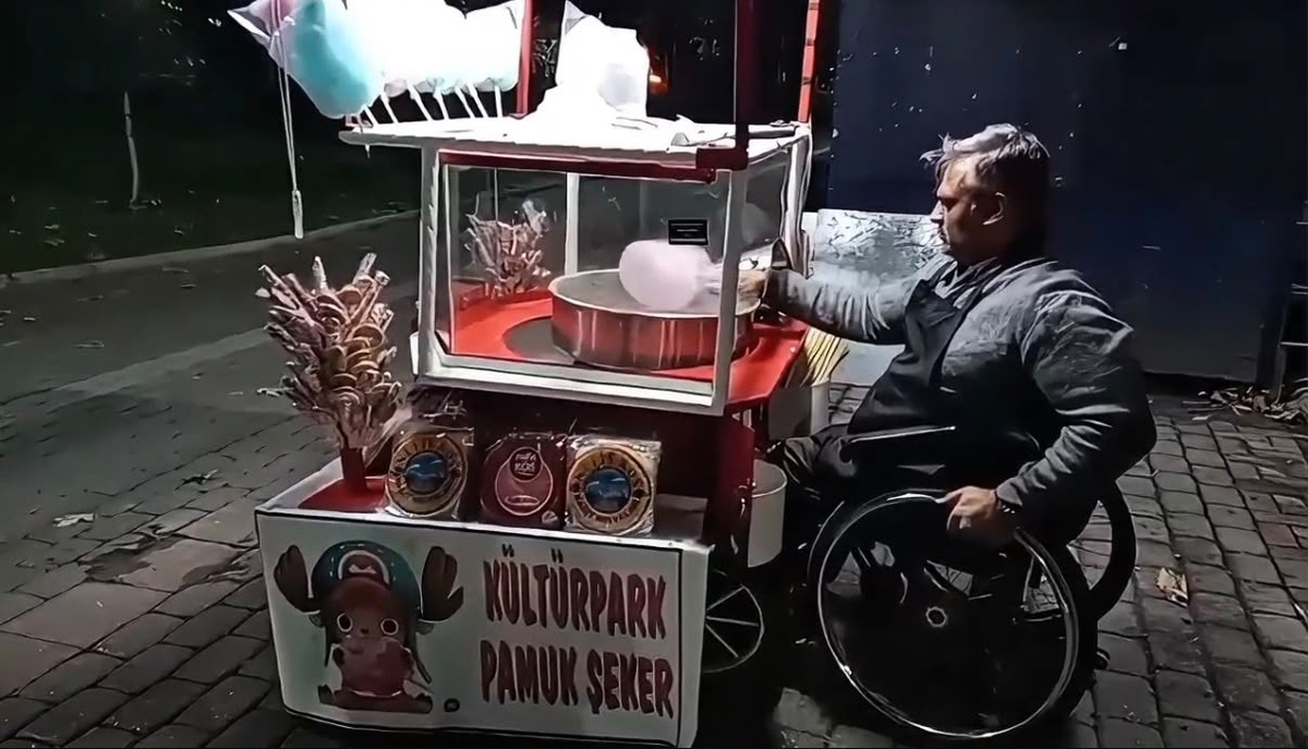 26 ülkede yarışan Nihat Demir, engellilere antrenörlük yapıp pamuk şeker satıyor