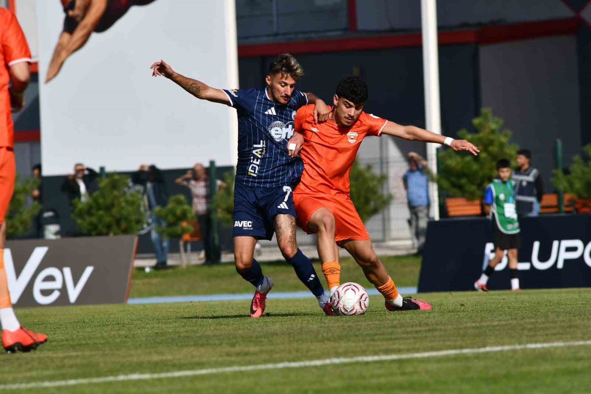 Artun Akçakın\'ın üç golüyle Erciyes 38 FSK, evinde Adanaspor\'u 6-1 mağlup etti