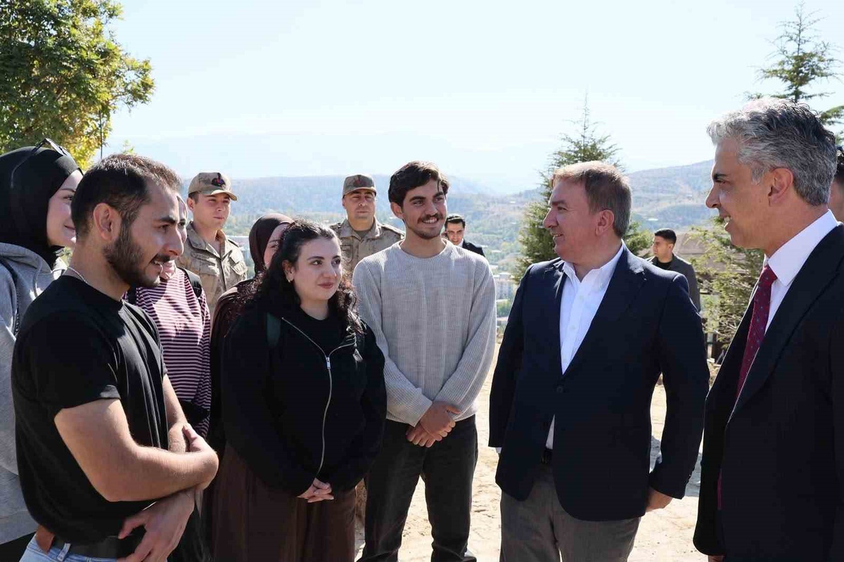 Erzincan Valisi Aydoğdu ile EBYÜ Rektörü Kuyrukluyıldız Kemah\'ta öğrencilerle buluştu