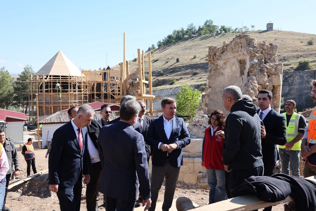 Erzincan Valisi ve EBYÜ Rektörü, Kemah\'taki türbede restorasyonu inceledi