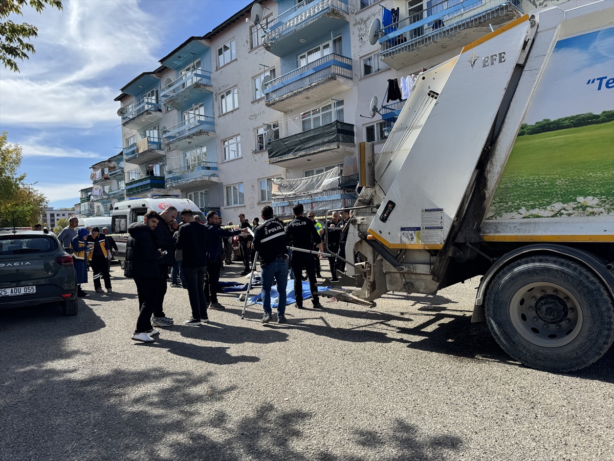 Erzurum Aziziye\'de çöp kamyonunun sağından geçmek isteyen kadın yaşamını yitirdi
