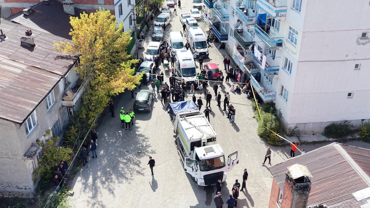 Erzurum Aziziye\'de manevra yapan çöp kamyonu 2 çocuk annesinin ölümüne neden oldu