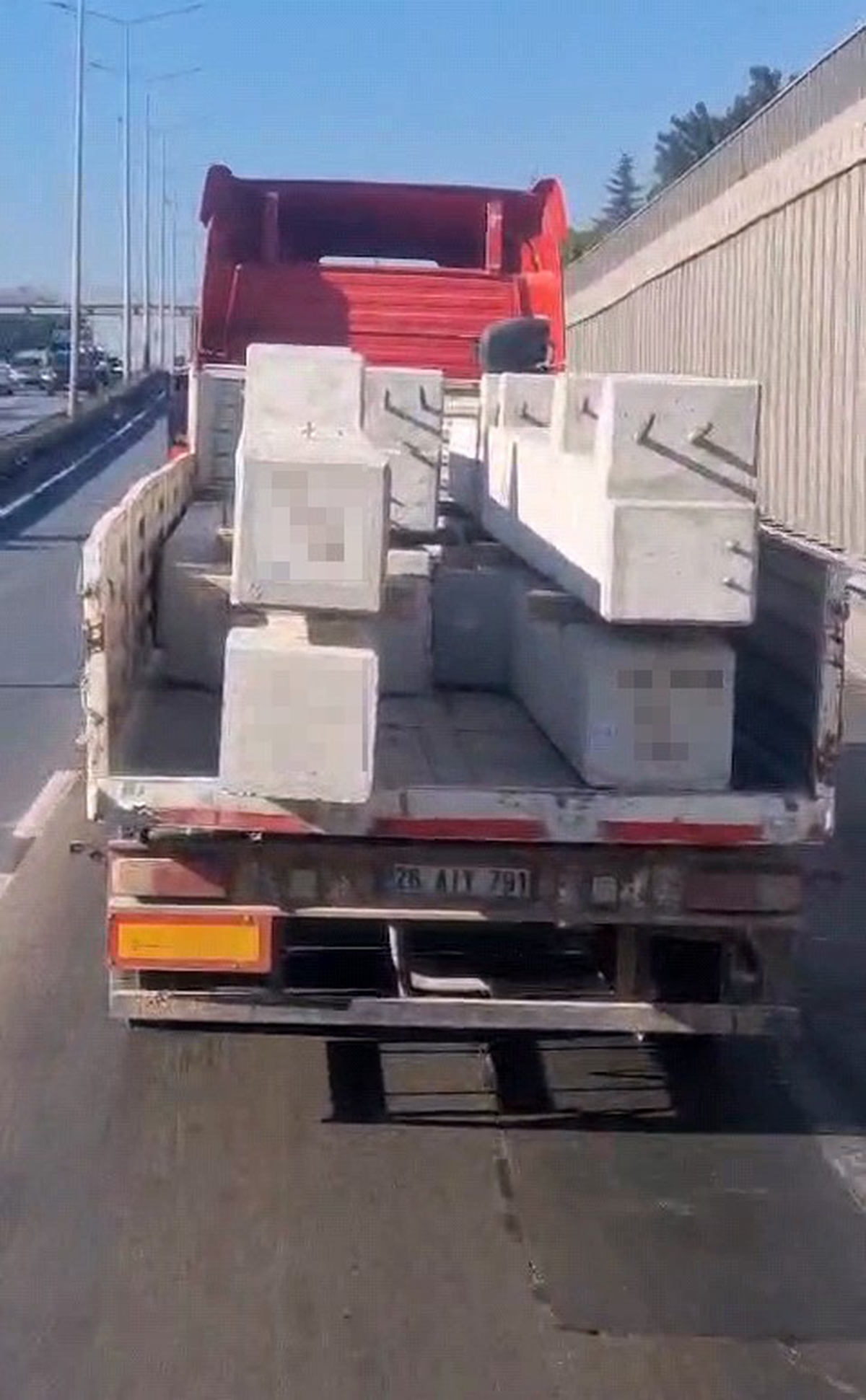 Eskişehir Çevreyolu\'nda bağlanmadan taşınan 2,5 tonluk beton bloklar tehlike yarattı