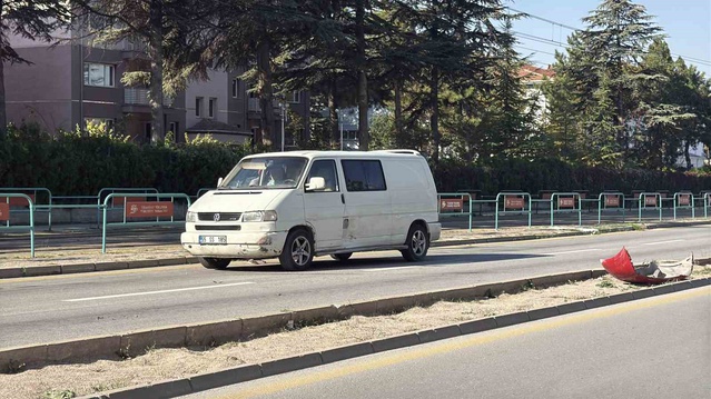 Eskişehir'de 2,20 promil alkollü sürücü, ters yönde önce minibüse sonra ağaca çarptı