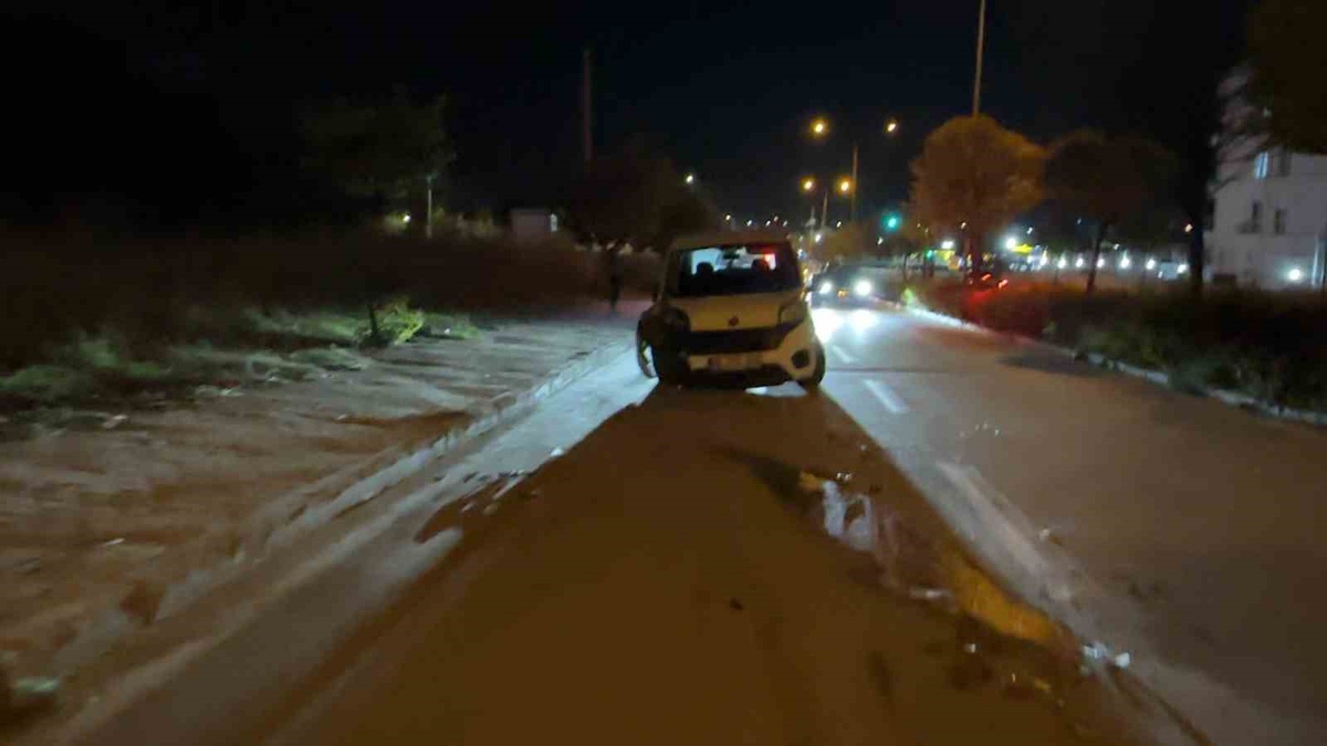 Eskişehir\'de hafif ticari araç otomobille çarpıştı, yaralanan olmadı, maddi hasar oluştu
